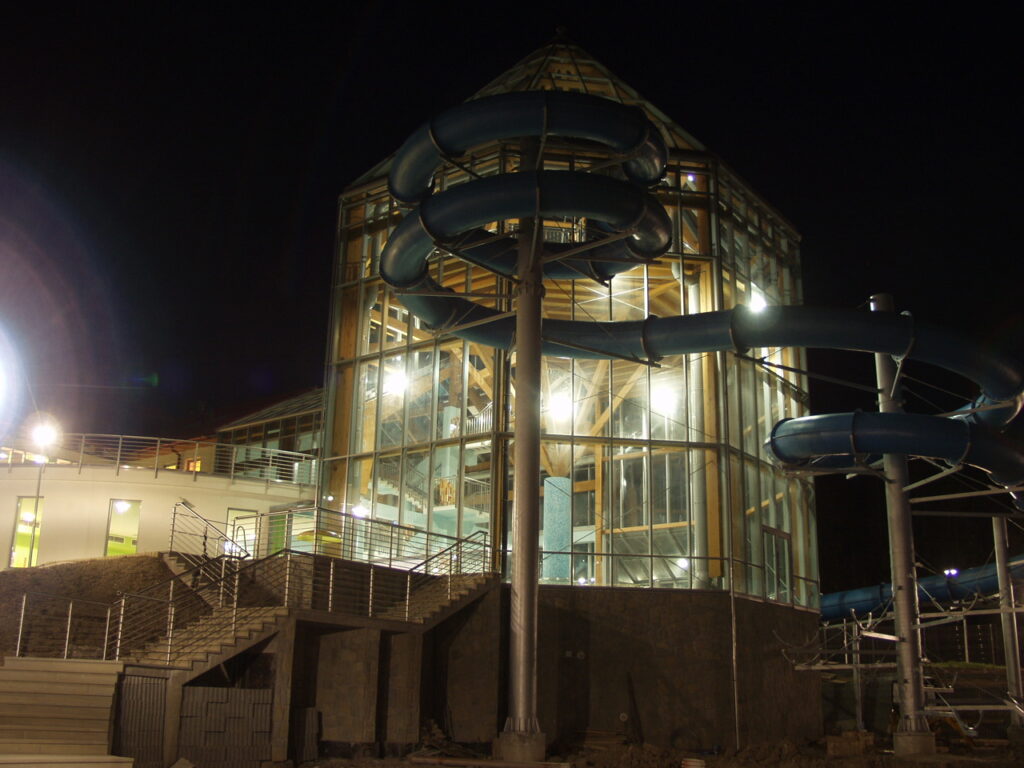 Lighting of the Bukovina thermal baths from the outside