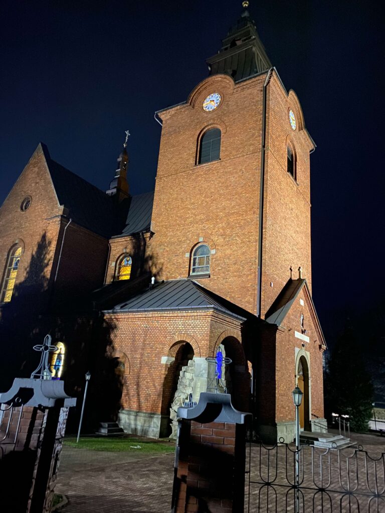 Oświetlenie architektoniczne LED kościoła w Moszczenicy wykonane w ramach modernizacji oświetlenia gminy