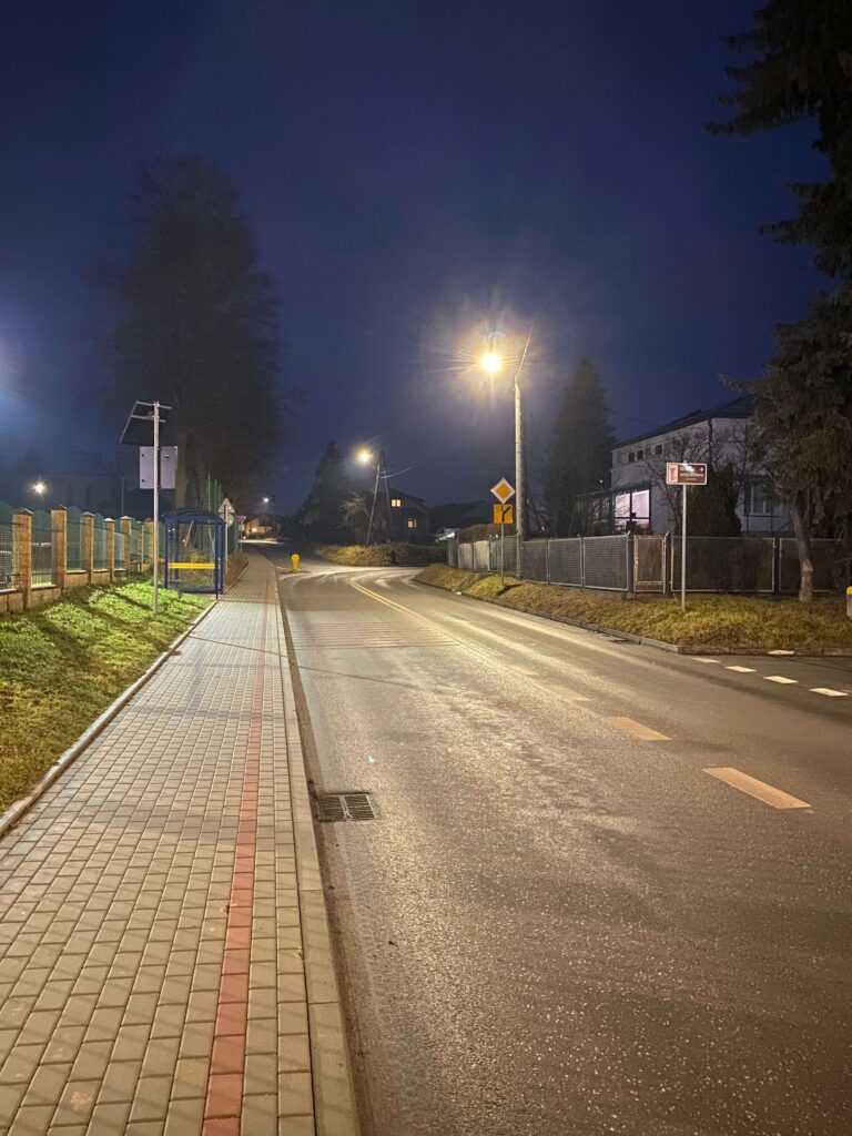Nowoczesne oświetlenie uliczne LED przy przystanku autobusowym w Gminie Moszczenica – modernizacja oświetlenia Technolight