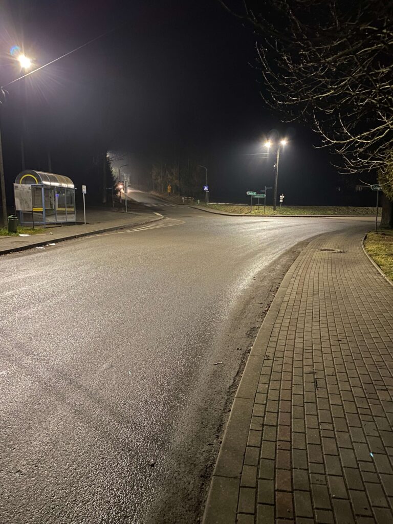Nowoczesne oświetlenie uliczne LED na skrzyżowaniu w Moszczenicy – realizacja modernizacji oświetlenia Technolight