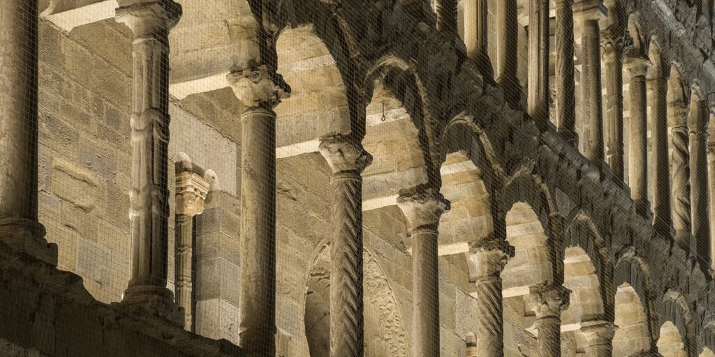 FILOBAR w akcji &mdash; oprawy podświetlają loggię Pieve di Santa Maria w Arezzo (Włochy), jedną z referencyjnych realizacji naszego partnera AEC Illuminazione.