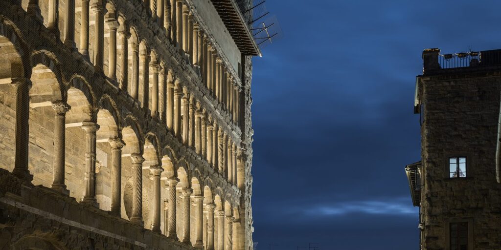 FILOBAR w akcji &mdash; oprawy podświetlają loggię Pieve di Santa Maria w Arezzo (Włochy), jedną z referencyjnych realizacji naszego partnera AEC Illuminazione.
